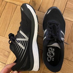 New Balance Fresh Foam 880 - women’s black running sneakers. Size 7.5.
